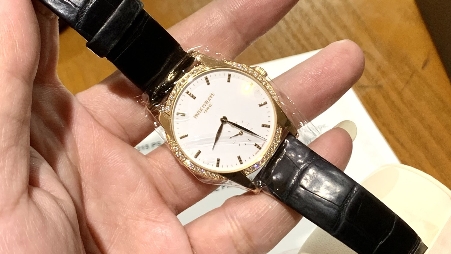 Màn so sánh Patek Philippe cơ và Patek Philippe pin kịch tính không thể bỏ lỡ