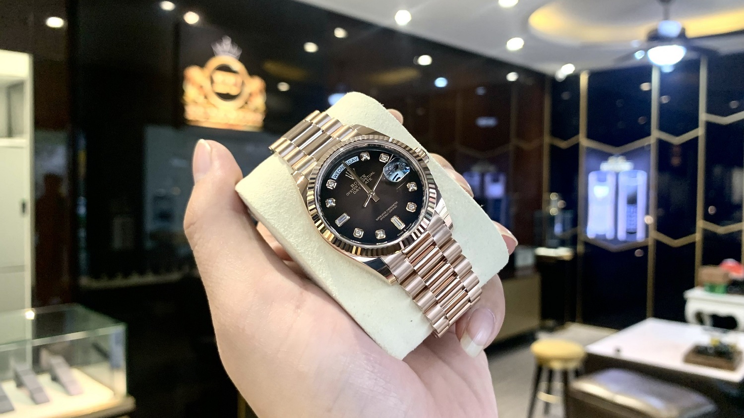 Đồng hồ Rolex giá bao nhiêu? Những lý do khiến giá đồng hồ Rolex đắt đỏ