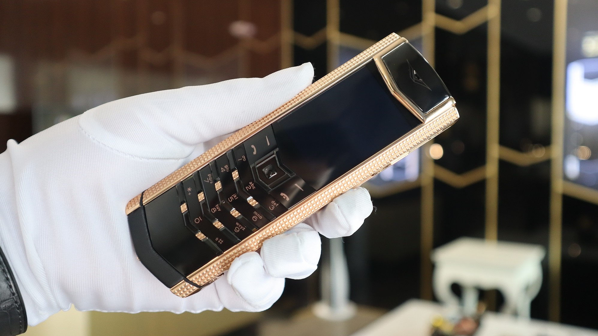 Đánh giá Vertu Signature S Clous De Paris Gold – Có xứng đáng gần 800 triệu đồng?