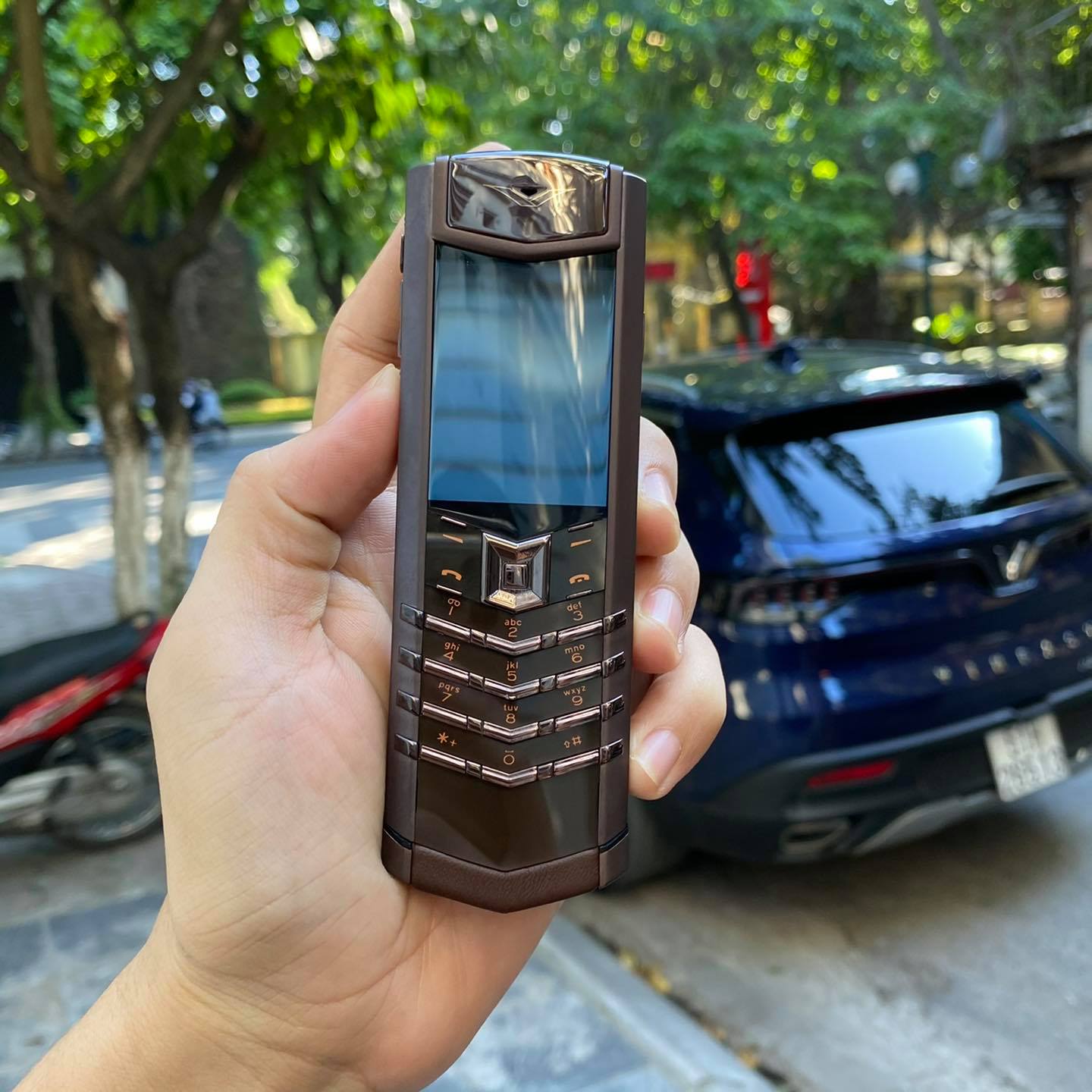 Điện thoại Vertu Signature S Pure Chocolate thể hiện sự tinh tế và quyền lực